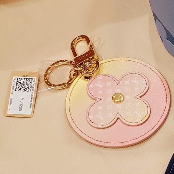 Louis Vuitton By The Pool Limited Edition Keyring/Bag Charm - Picture 3 of 14